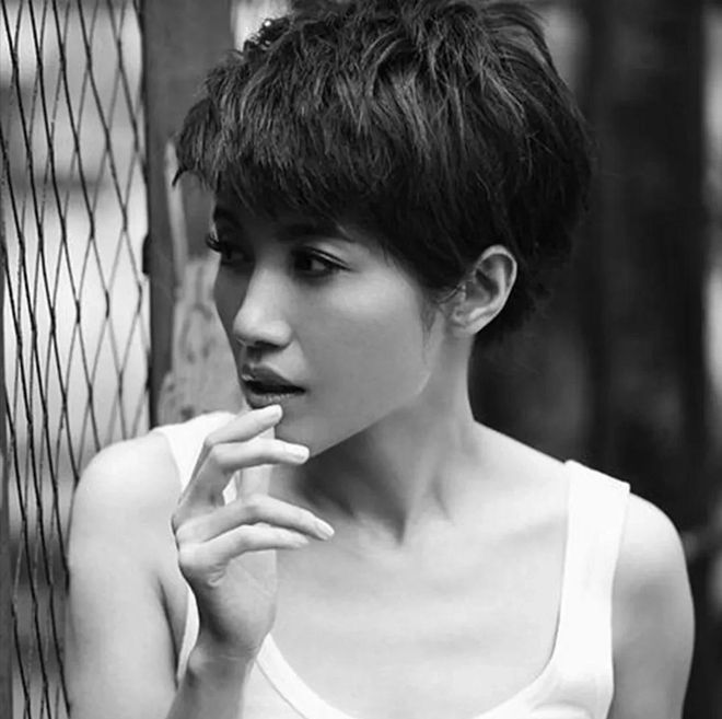 岁男友！大方谈更年期没来月经以为怀孕EVO视讯52岁影后颜丙燕首曝小20(图2)